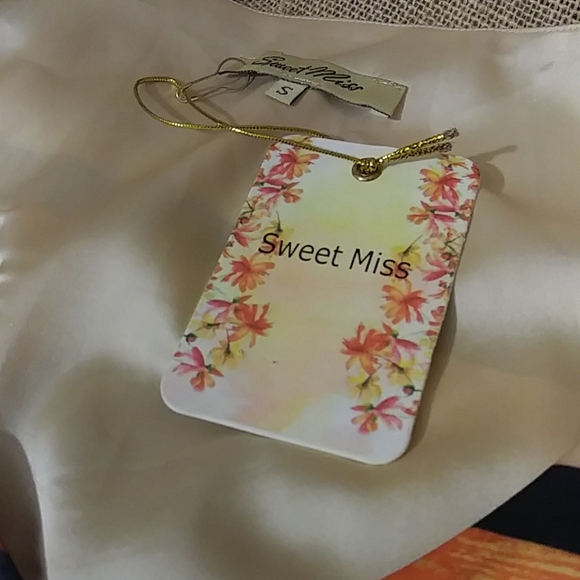 Sweet Miss NWT Size Small Feels Like SILK Vibrant Foreign City Scene Size Small - Picture 5 of 5